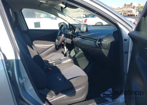 2019 Toyota Yaris Le z USA, uszkodzony, nr VIN 3MYDLBYV6KY523263